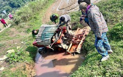 Máy cày lật xuống mương nước bên quốc lộ, người đàn ông tử vong