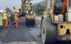 Thời tiết bất lợi, vá "ổ gà" trên QL1 Phú Yên gặp khó