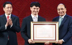 NSƯT Xuân Bắc nhận Huân chương Lao động hạng Ba