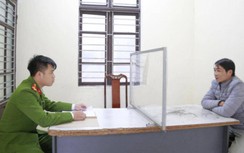 Xin bỏ qua lỗi vi phạm không được, người đàn ông châm lửa đốt xe máy