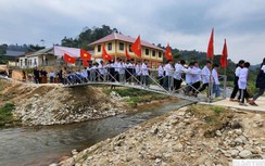 Người làm báo mang “cầu vui” cho đồng bào dân tộc miền biên viễn xứ Nghệ