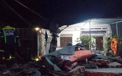 Hoảng hồn xe chở trái cây lao thẳng vào nhà dân giữa đêm rồi lật ngửa
