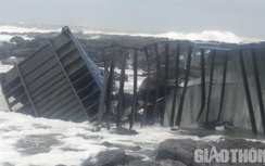 Phát hiện container chở hàng điện tử bị sóng đánh dạt vào cảng Dung Quất