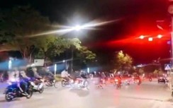 Bức xúc nhóm thanh niên lạng lách, bấm còi, ném chai thuỷ tinh vào nhà dân