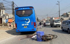 Xe máy chở ba va chạm ô tô chở vật liệu, 2 nữ sinh tử vong thương tâm