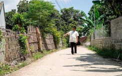 Đồng bào dân tộc miền núi thi nhau hiến đất làm đường giao thông