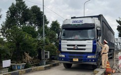 Tài xế xe quá tải buộc lên cân tải trọng sau nhiều giờ thi gan với CSGT