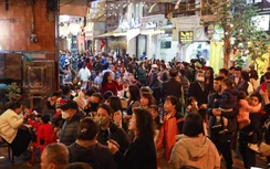Khách tây, khách ta hào hứng trước vẻ đẹp của phố ẩm thực thứ 2 ở Hà Nội