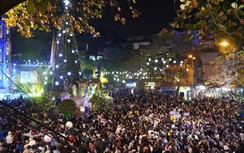 Biển người đổ về Nhà thờ lớn và phố đi bộ Hồ Gươm trong đêm Noel