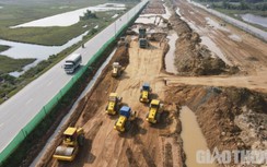 Nhộn nhịp thi công đại lộ Vinh - Cửa Lò ngày cuối năm