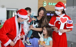 Giáng sinh rực rỡ tại sân bay Nội Bài, khách nhí bất ngờ nhận thú nhồi bông
