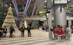 Khách quốc tế thích thú trải nghiệm văn hóa truyền thống từ sân bay Đà Nẵng