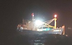 Xuyên đêm vượt sóng lớn cứu 6 ngư dân gặp nạn ngoài biển