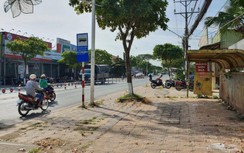 Cận cảnh nhà chờ xe buýt ở Cần Thơ bị rác bủa vây