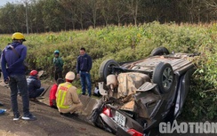 Video TNGT 27/12: Xe khách tông xe tải trên quốc lộ, tài xế văng khỏi cabin