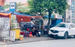 TP.HCM: Xe hơi, hàng rong bủa vây nhà chờ xe buýt