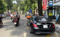 Trạm xe buýt ở TP.HCM bị lấn chiếm, đẩy hành khách xuống lòng đường