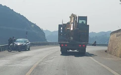 Bất chấp biển cấm, nhiều tài xế vẫn dừng đỗ trên cầu cạn tại Thái Nguyên