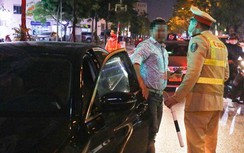 "Dính" lỗi nồng độ cồn, tài xế BMW giở chiêu quen đủ "anh nọ, chị kia"