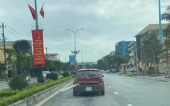 Ô tô con chở sắt xuyên từ cửa trước ra sau, tài xế bị tước GPLX 2 tháng