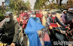 Người Hà Nội chật vật di chuyển trong mưa rét giờ tan tầm