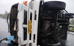 Xe tải tự lật gây ùn tắc trên cao tốc Đà Nẵng - Quảng Ngãi