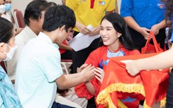 Á hậu Phương Anh ghi điểm bằng hành động tinh tế trước thềm Tết Nguyên đán