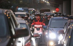 Cửa ngõ Thủ đô đông nghẹt, bến xe quá tải trước kỳ nghỉ Tết Dương lịch