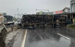 Ô tô tải lật nhào nằm án ngữ trên QL1 qua Quảng Trị