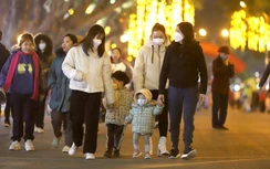 Phố đi bộ Trần Nhân Tông hút khách trong đêm khai trương giá rét