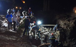 Vẫn chưa đưa được bé trai rơi xuống lỗ trụ bê tông ra ngoài