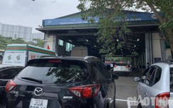 Cận cảnh hàng dài ô tô nối đuôi nhau chờ kiểm định sau nghỉ Tết dương lịch