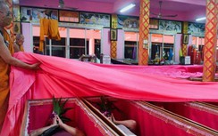 Nằm trong quan tài để cầu may dịp Năm mới tại Thái Lan