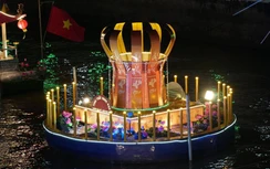 Ấn tượng với đèn hoa đăng trên sông Hậu