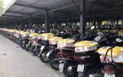 Công nhân xúc động khi nhận tiền thưởng ra về, thấy xe đã buộc sẵn quà Tết