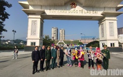 Những du khách đầu tiên nhập cảnh vào Việt Nam qua cửa khẩu Quốc tế Lào Cai