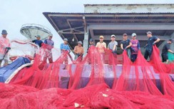 Giao thừa ngoài khơi xa của những người đi "thu lộc" biển