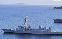 Tàu khu trục Nhật Bản mắc cạn, rò rỉ dầu dài khoảng 30m