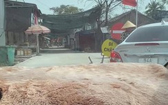 Một phụ nữ tự ý chặn đường, lập trạm thu phí ở Bạc Liêu