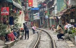 Phố cà phê đường tàu Hà Nội lại tấp nập đón khách