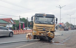 Video TNGT 11/1: Xe bồn mất lái, ủi bay dải phân cách cứng giữa đường