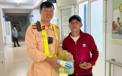 CSGT dùng xe chuyên dụng kịp thời đưa sản phụ cấp cứu lúc rạng sáng