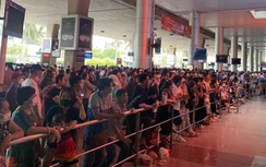 Tân Sơn Nhất chật cứng người đón thân nhân từ nước ngoài về