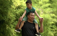 Lo dân số giảm, nhiều thành phố Trung Quốc phát tiền khuyến khích sinh con