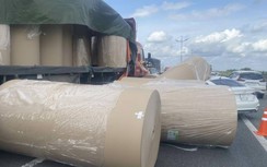 Cuộn giấy trên xe container rơi đè bẹp ô tô 5 chỗ, 3 người bị thương