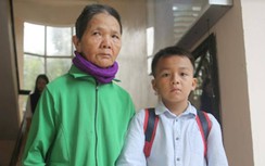 Xót cảnh cháu nội mồ côi chăm bà bệnh tật