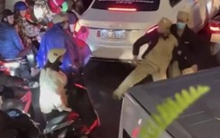 Đề xuất cho thôi việc nam dân phòng hành hung cô gái giữa đường phố Hà Nội