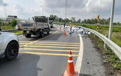 Hàng trăm thùng bia rơi la liệt trên cao tốc, xe phải nối đuôi đi chậm