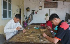 Làng chạm bạc Đồng Xâm rộn ràng ngày cận Tết dù giá bán tăng