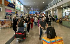 Biển người bắt đầu về quê, Tân Sơn Nhất căng mình phục vụ